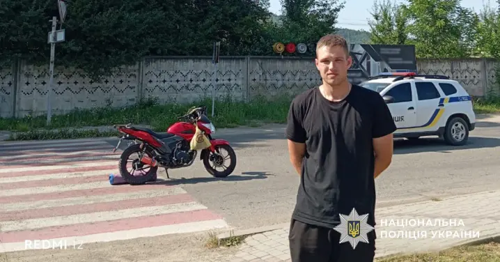 Поліцейський врятував життя пенсіонерці після наїзду мотоцикліста