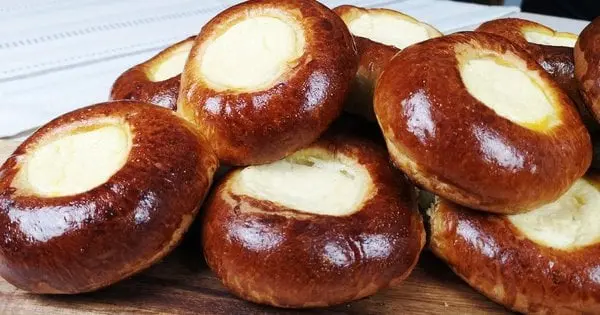 Пухкі ватрушки з сиром. Рецепт дня