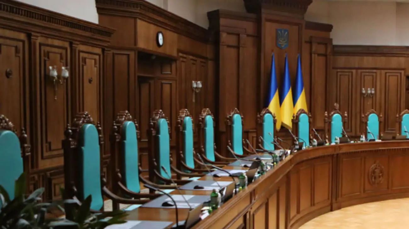 КСУ за понад 3 роки не зміг розтлумачити конституційність множинного громадянства 
