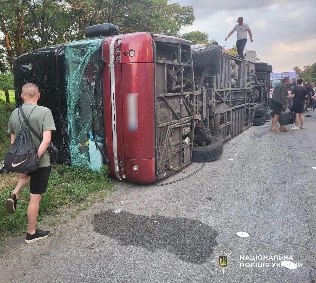 На Днепропетровщине перевернулся двухэтажный автобус – есть погибший, 28 пострадавших