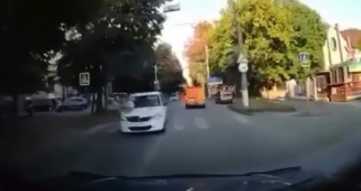 Водій на пішохідному переході збив чоловіка у Чернівцях на Садовій