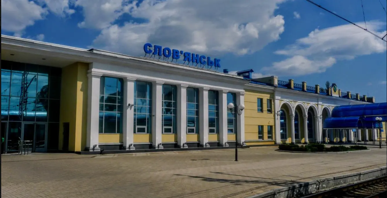 Из-за атаки России обесточена железная дорога под Славянском, задерживают поезда