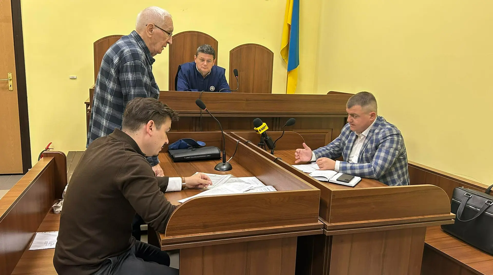 Професор ЛНУ Лось, якого звинуватили у домаганнях, хоче поновитись на посаді: відбувся суд