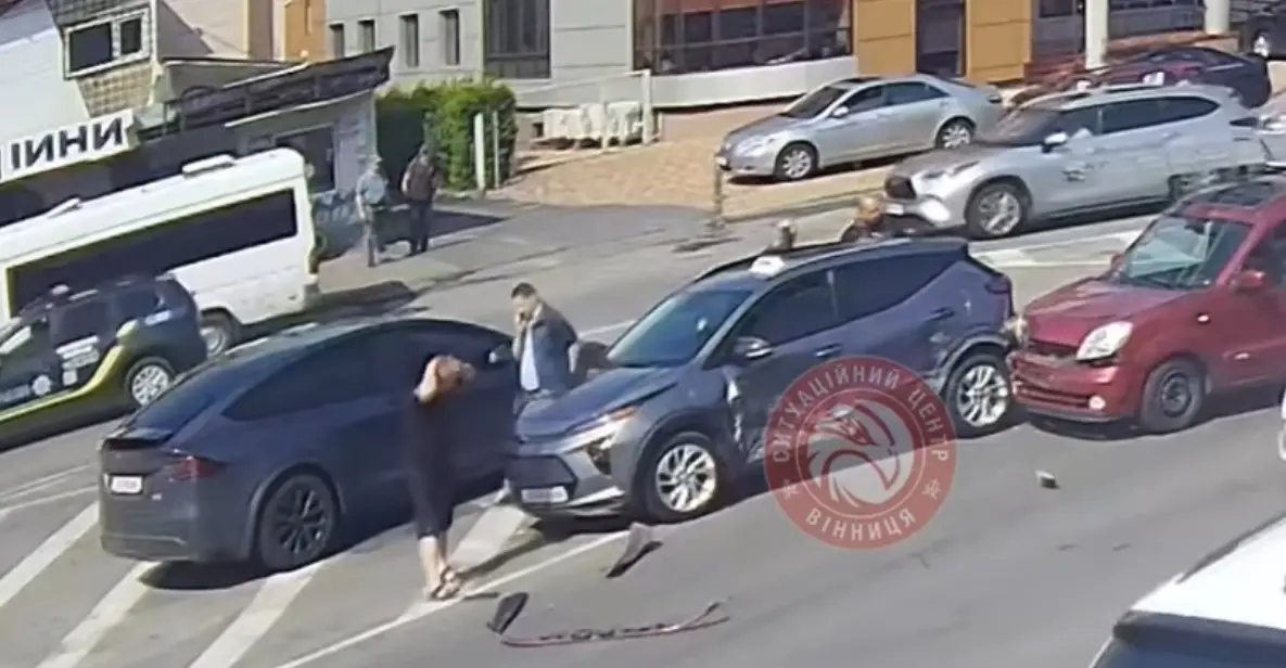 У Вінниці камери зафіксували, як Renault в’їхав у таксі