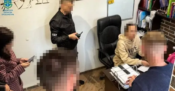На Львівщині адвокатку та чиновника затримали на хабарі від військовозобов’язаного