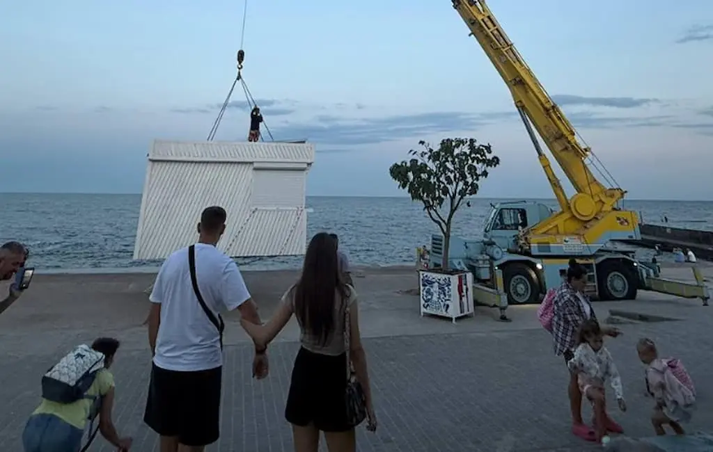 На Ланжероні під музику демонтували скандальний МАФ (відео)