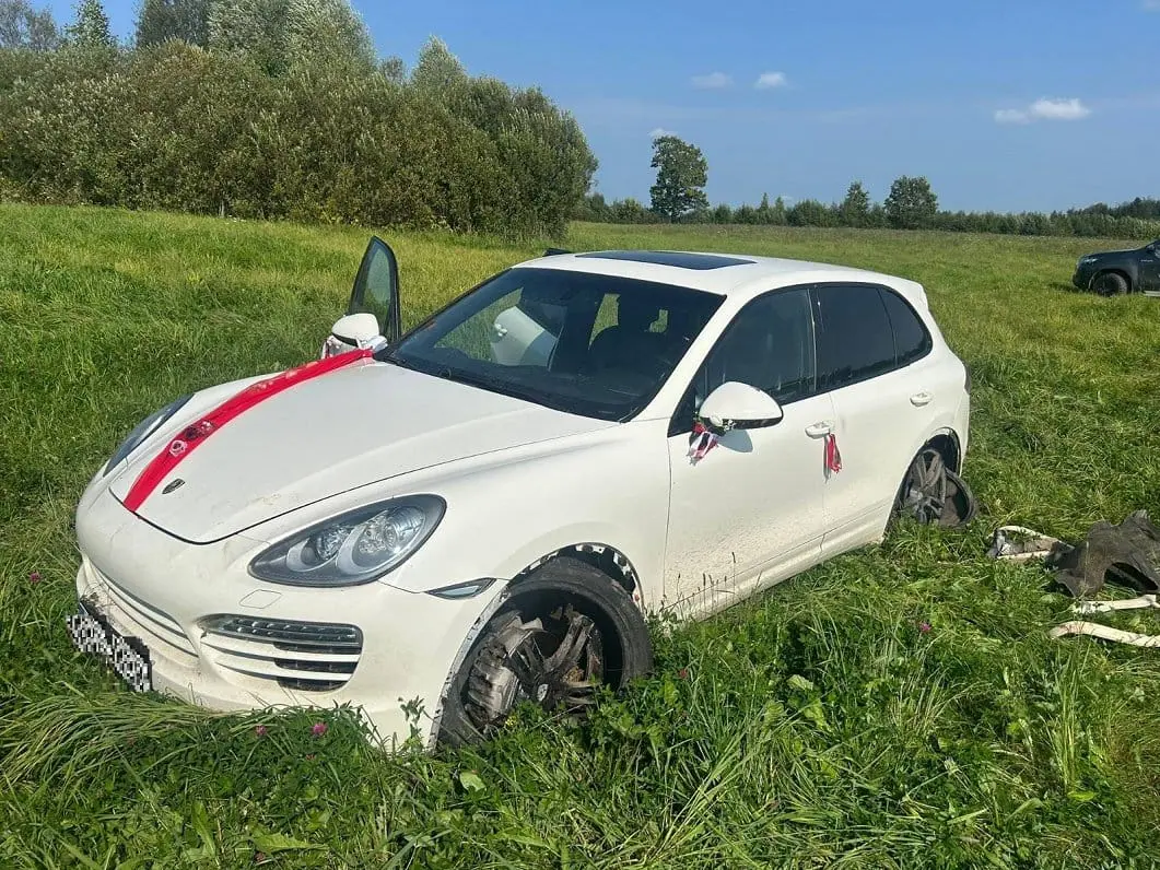 У Латвії затримали естонця, який перевозив нелегалів на Porsche з весільними декораціями