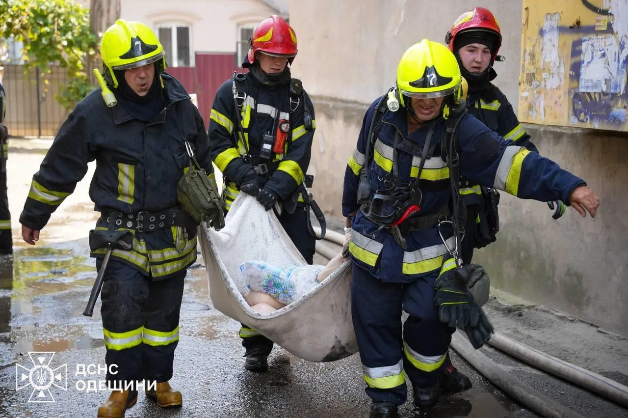 В Одесі гасили пожежу в житловому будинку: врятовано літню жінку та евакуйовано 5 людей