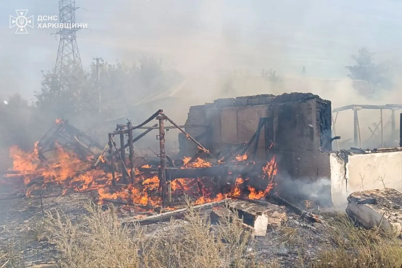 Дві пожежі за день виникли у селищі на Харківщині через обстріл армії РФ
