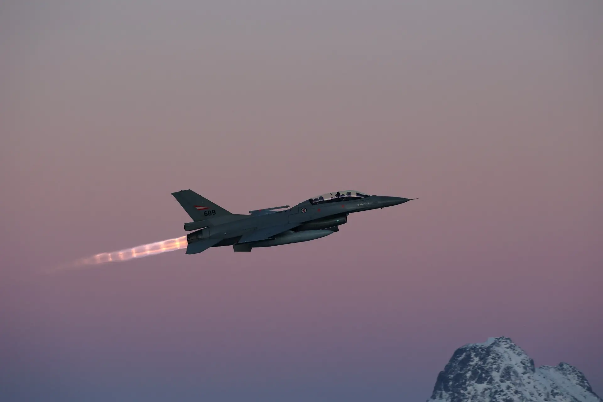 Истребитель F-16 перехватил самолет возле гольф-клуба Трампа