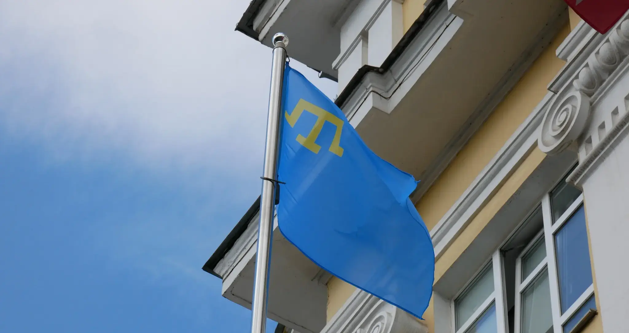 У Вінниці біля будівлі ОВА підняли кримськотатарський прапор