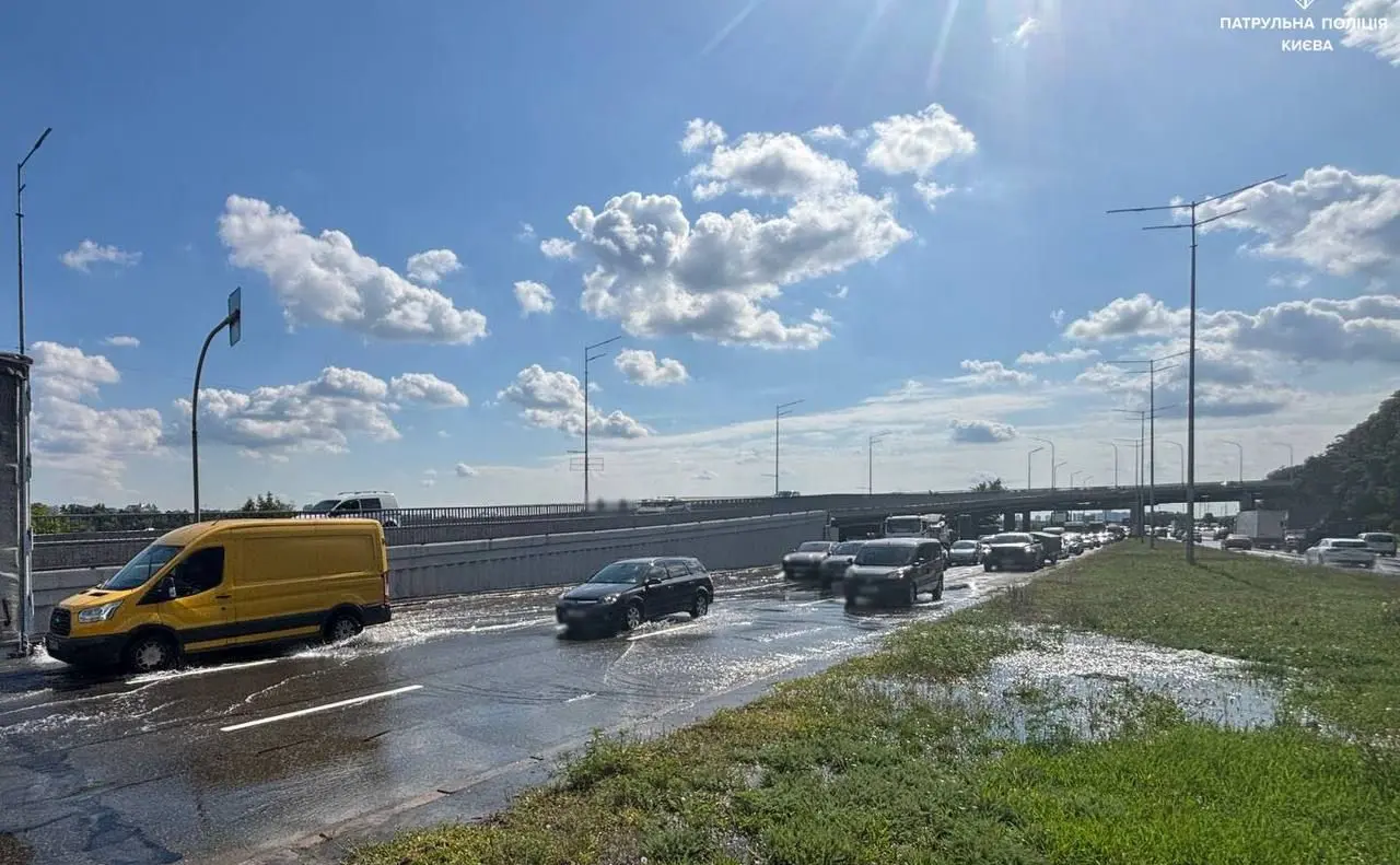 Обмеження проїзду: біля станції метро «Дніпро» усувають пошкодження водопроводу