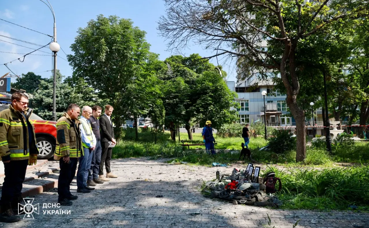 Представники іноземних посольств вшанували загиблих рятувальників у Києві