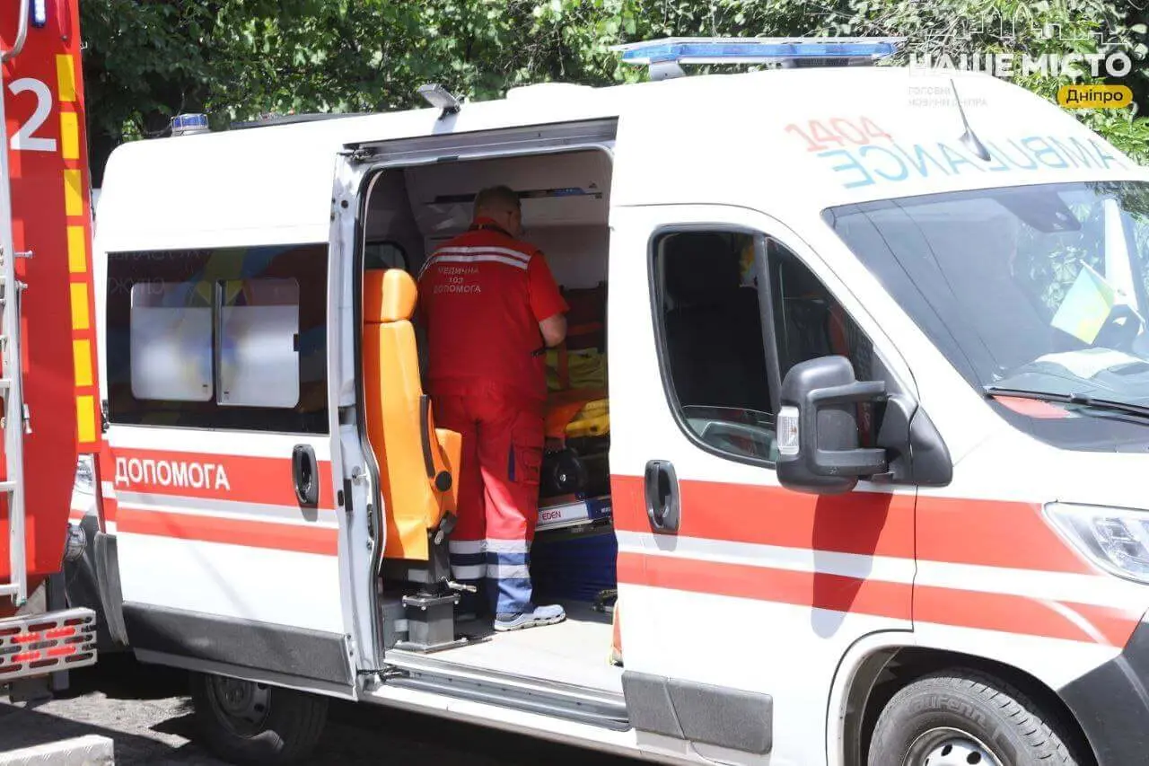 Діти були змушені стрибати з висоти, рятуючись від уламків: що відомо про стан постраждалих у Дніпрі дівчаток