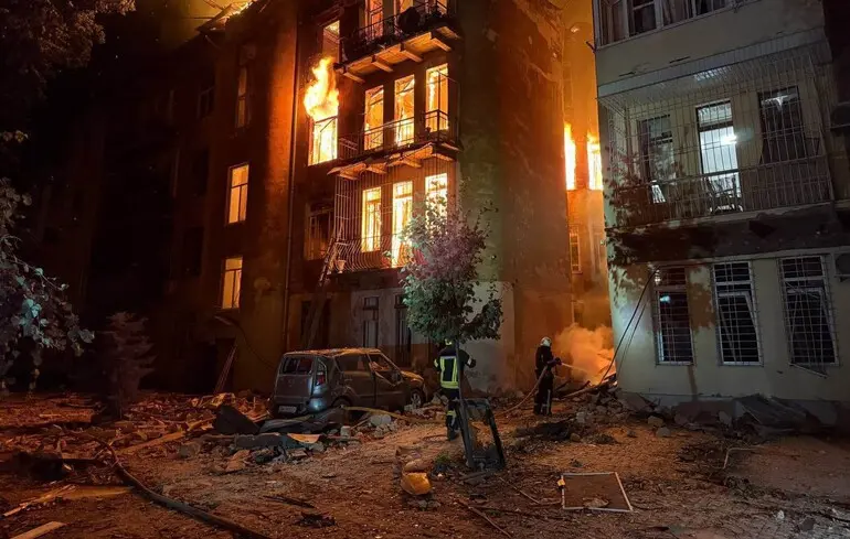 В Одесі дрони підпалили кілька багатоповерхівок, одна з них завалилася, мерія публікує кадри палаючих будинків