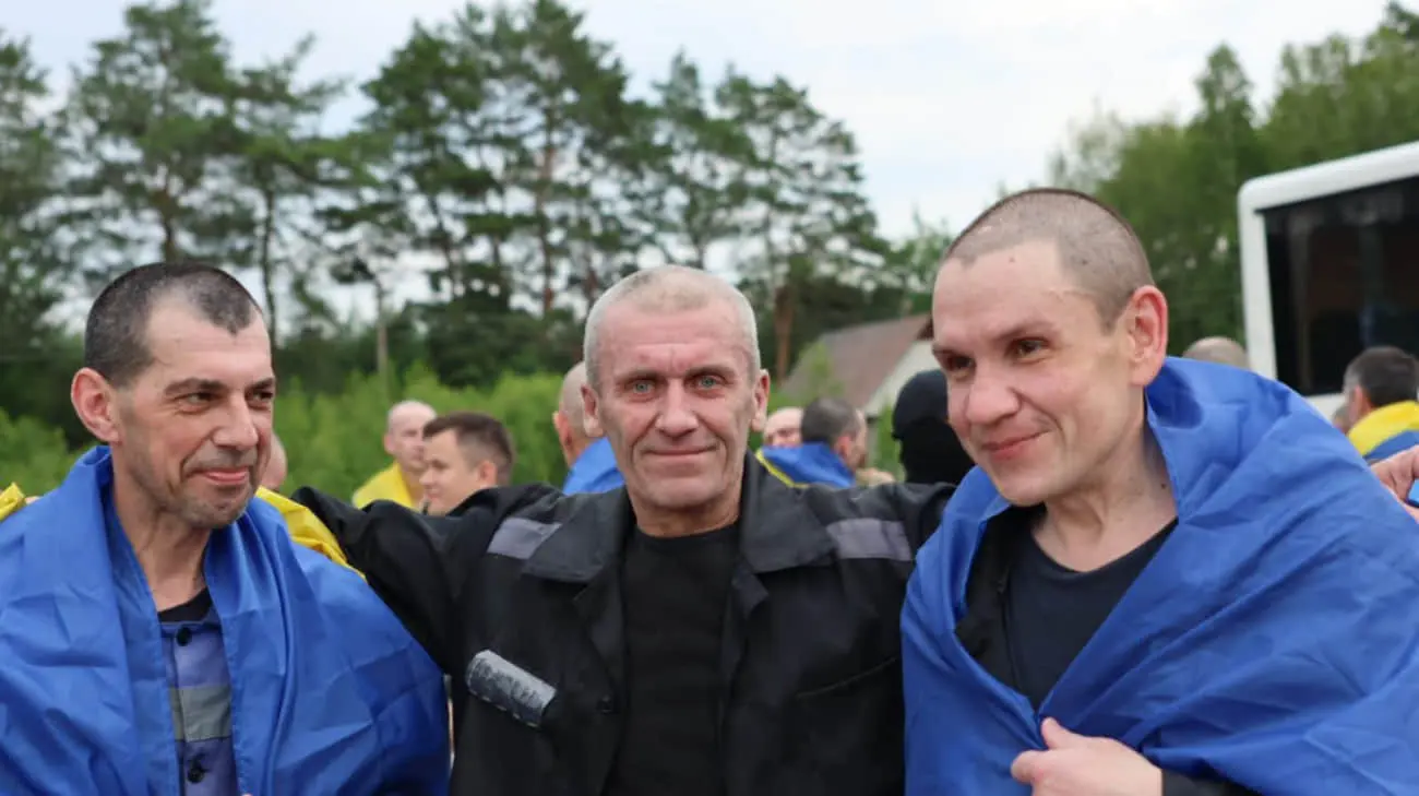 Україна повернула ще одну групу захисників із полону РФ: військові й цивільні