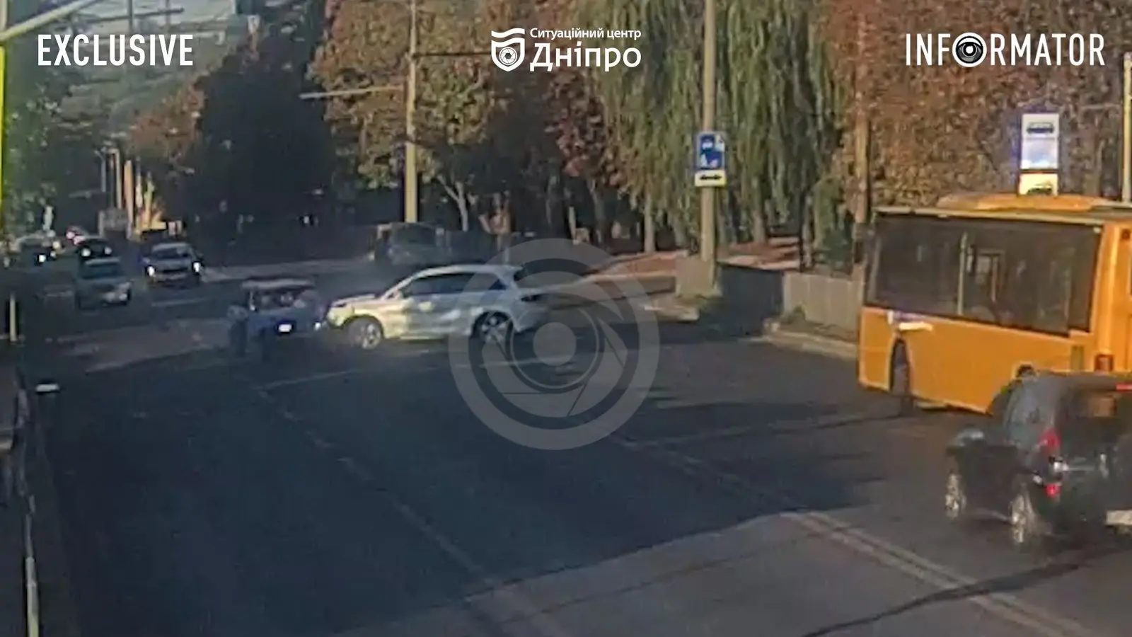 У Дніпрі на Панікахи, біля “Терри”, зіштовхнулись ВАЗ та Acura: відео моменту аварії