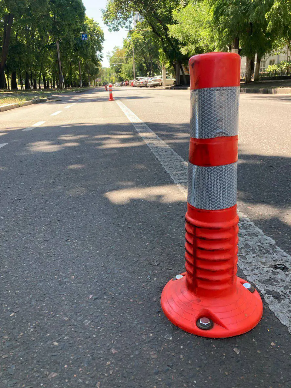 В Одесі на вулиці Канатній встановили делініатори вздовж велосмуги (фото)