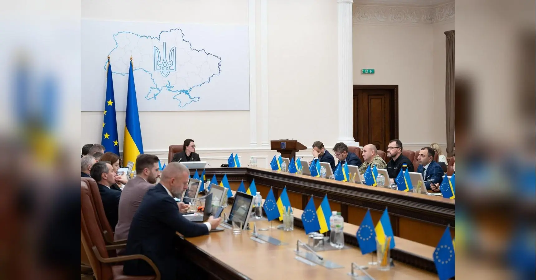 Кабмін дозволив 18-22-річним українцям виїзд за кордон під час воєнного стану