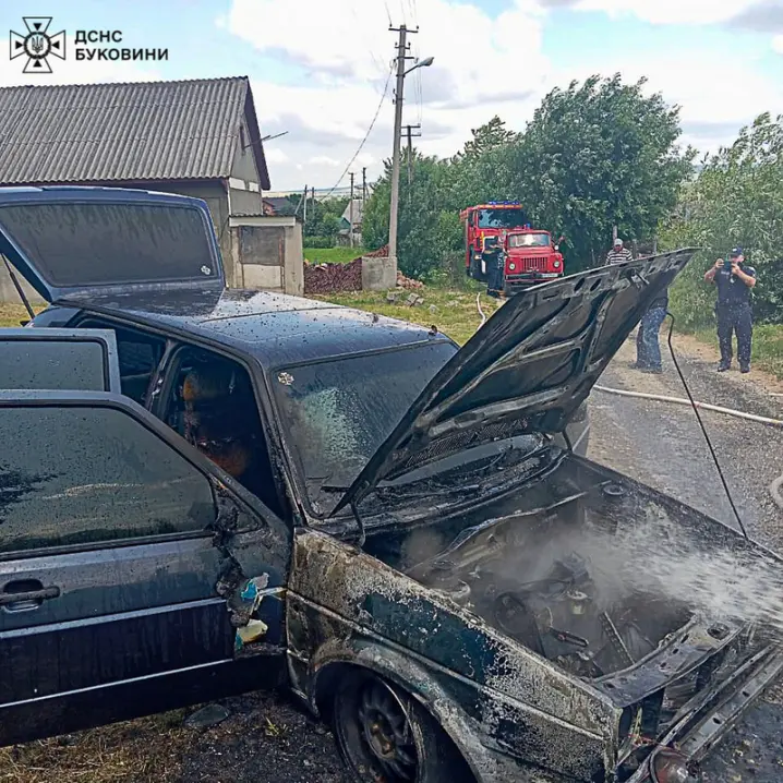 На Буковині у жінки на ходу спалахнув автомобіль