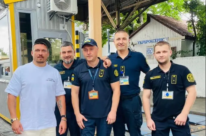 Вінницькі митники зустріли Усика в Україні після бою з Дюбуа