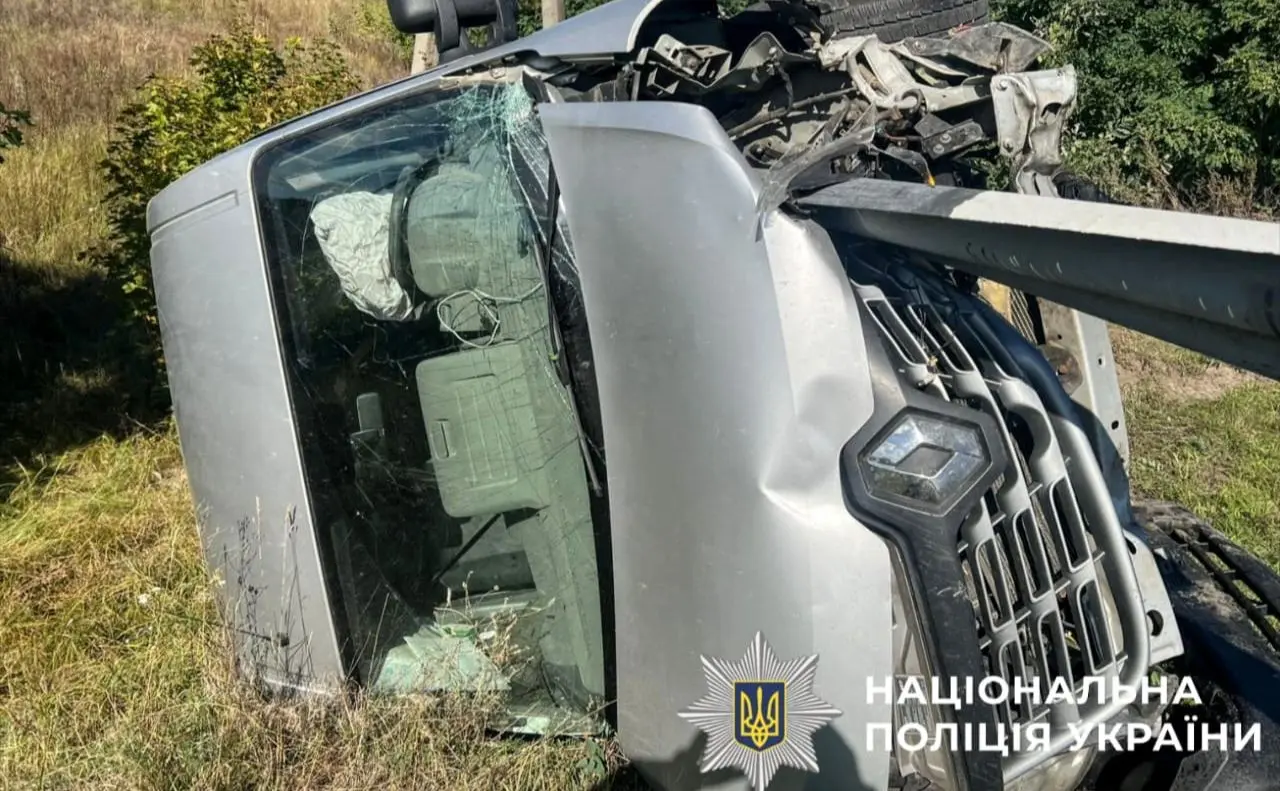 Смертельна ДТП на Київщині: водій мікроавтобуса вилетів з дороги та врізався у відбійник