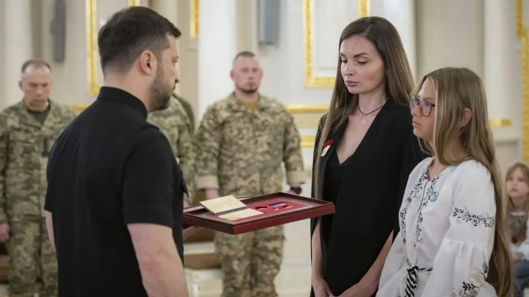 Президент передав “Золоту зірку” родині Дениса Кирилюка – полеглого льотчика з Вінниччини