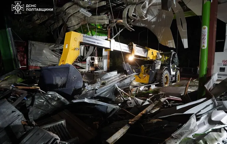 Росіяни вдарили по заправці на Полтавщині: поранені водії та касир на АЗС