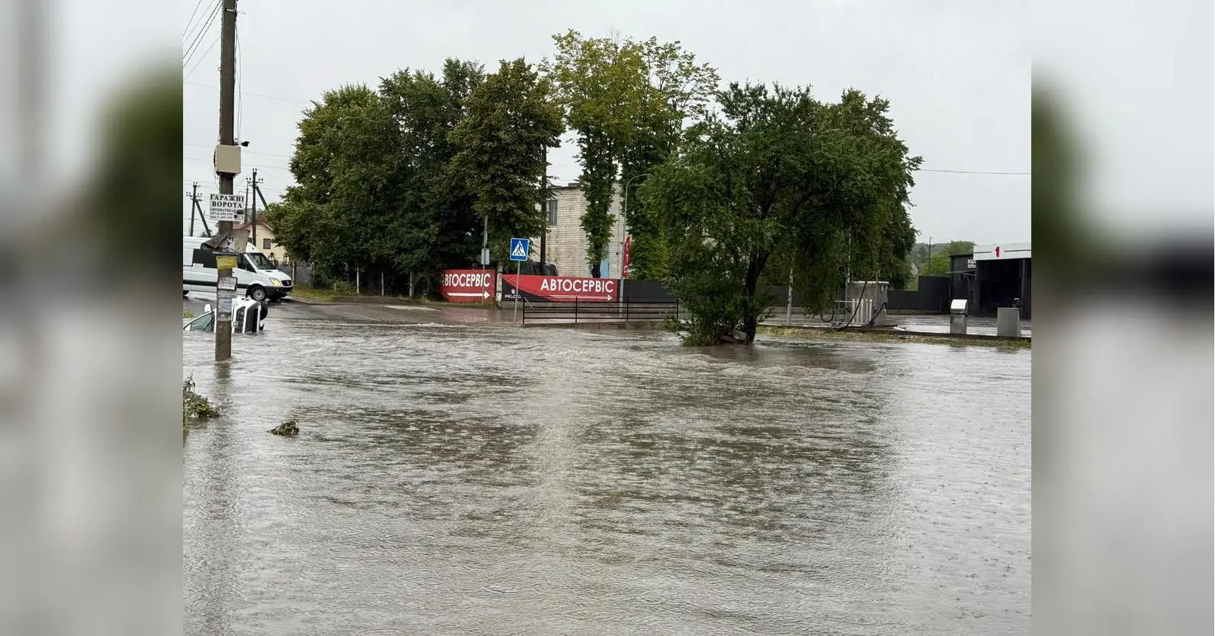 Є місця, де вода сягає майже трьох метрів: дощі затопили Львів (фото)