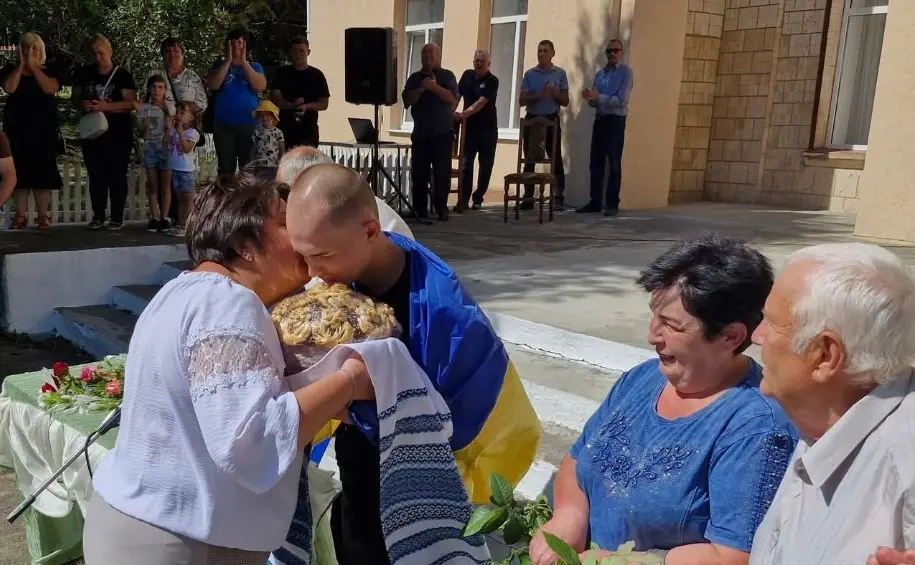Усім селом на Вінниччині зустрічали звільненого з полону воїна