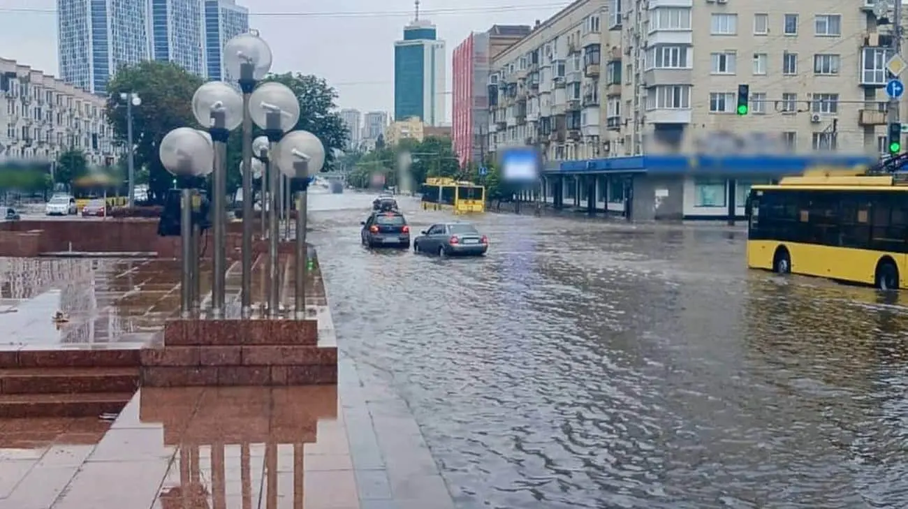 У Києві злива паралізувала рух: виник затор на площі Галицькій