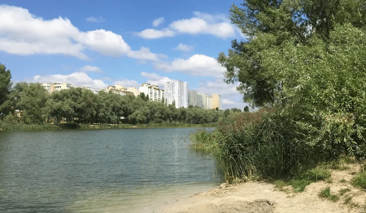 На столичній Троєщині в озері Верхнє Вигурівське потонула жінка