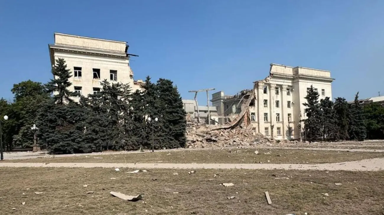 Росіяни знищили будівлю Херсонської ОВА: місцева влада показала фото наслідків удару