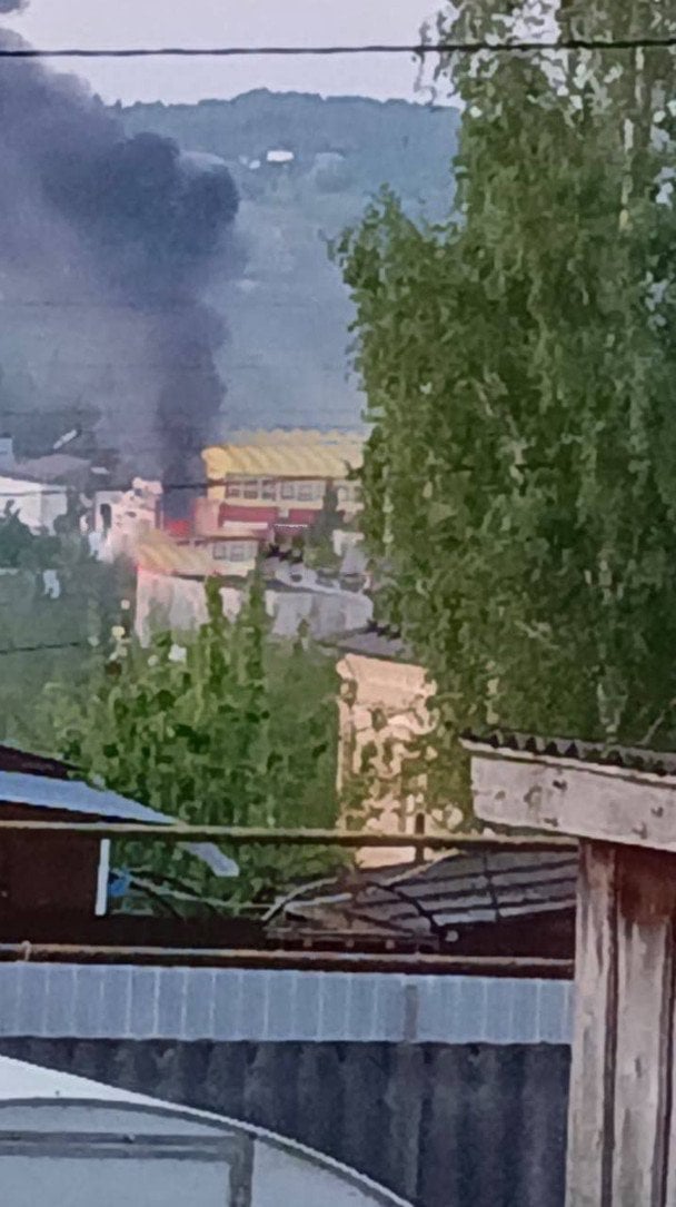 Дрони масовано атакували завод в Орловській області РФ (фото, відео)