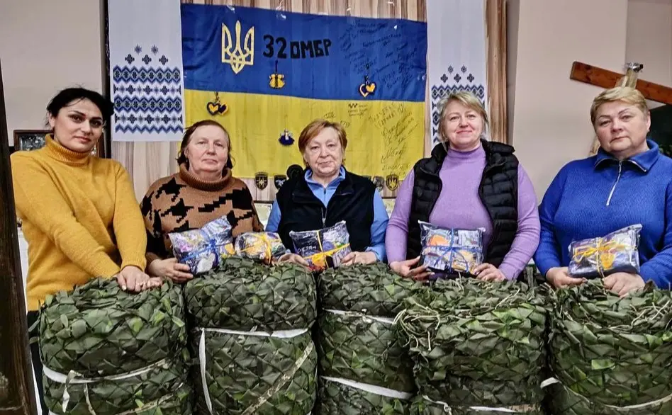 Волонтери з Блиставиці за місяць сплели 880 квадратних метрів маскувальних сіток для фронту