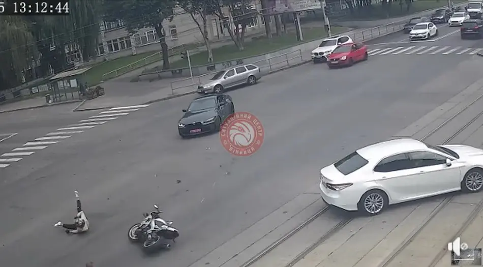 У Вінниці на Келецькій мотоцикліст «влетів» у BMW