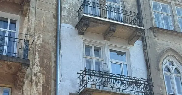 Мешканка квартири в центрі Львова самовільно пофарбувала історичний фасад