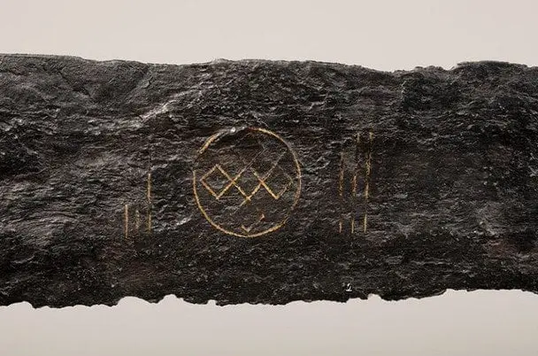 У річці знайшли 1000-літній меч з духовними символами