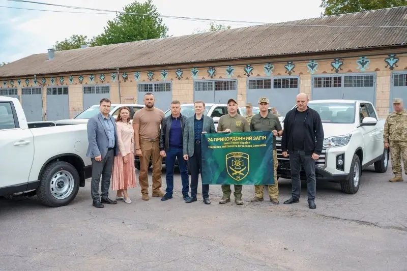 Міжрегіональний координаційний гуманітарний штаб передав вісім позашляховиків двом прикордонним загонам