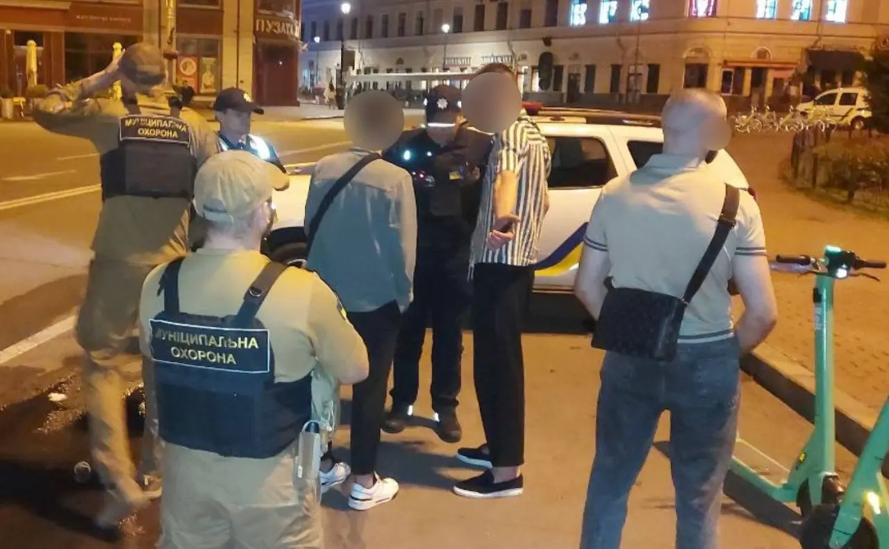На Подолі зупинили п’яних чоловіків на самокатах