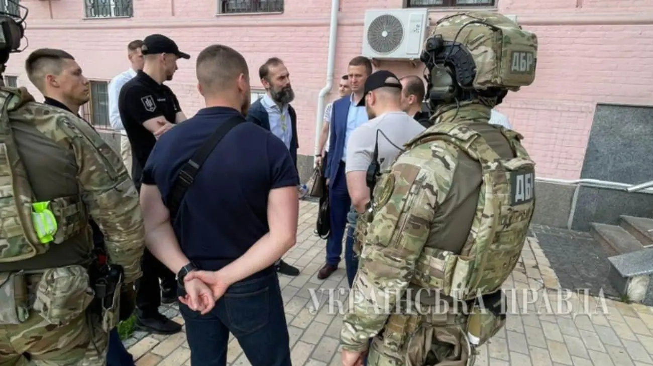ДБР затримало Ємельянова на виході з Печерського суду, який випустив його з-під варти – джерело