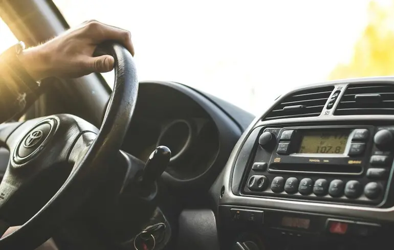 Чи можуть забрати права за «подяку» аварійкою: відповідь МВС