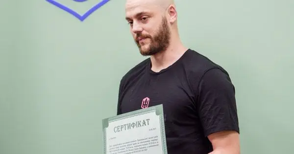 Звільненому з полону азовцю вручили сертифікат на квартиру в Тернополі