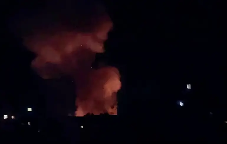 Уламки дрона впали між багатоповерхівками у Вишгороді: там масштабна пожежа
