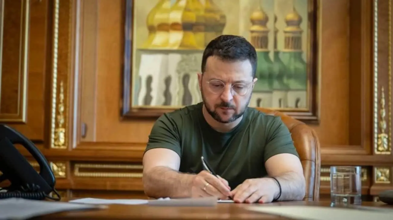 Зеленський ввів нові санкції, в тому числі проти Дмитрука та Онищенка