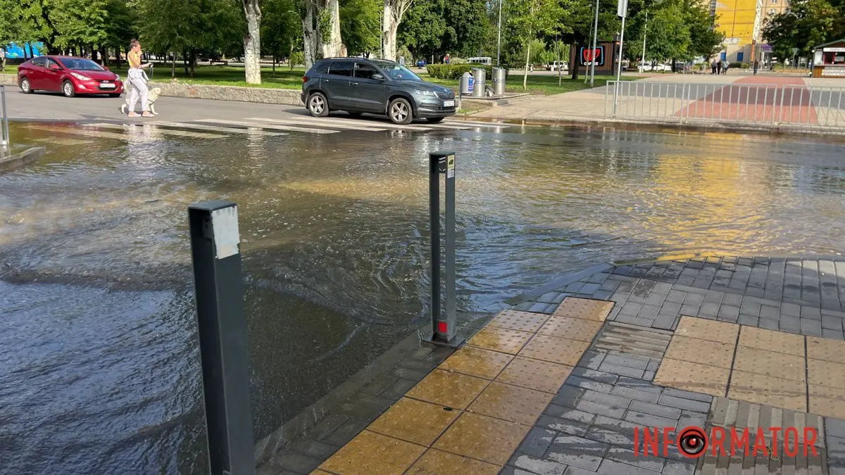 У Дніпрі на Перемозі вулиці перетворилися на ріки: частина мешканців міста залишилася без води