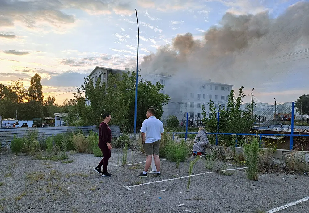 У Харкові рятувальники дістають людей з-під завалів після удару БпЛА