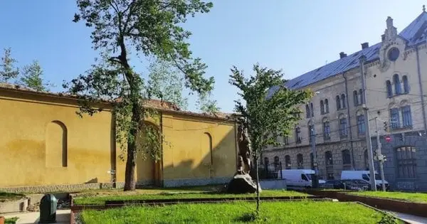 Львівʼянка поверне міській раді незаконно приватизовану землю під памʼятником ЗУНР