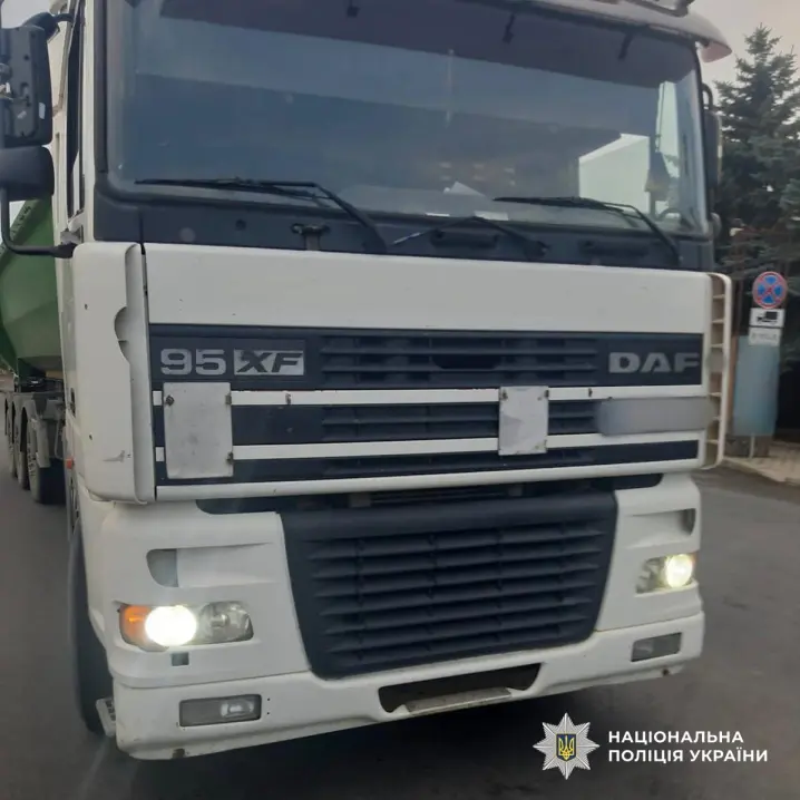 На Буковині велосипедист зіткнувся з вантажівкою, а пенсіонерка перекинулась на електроскутері