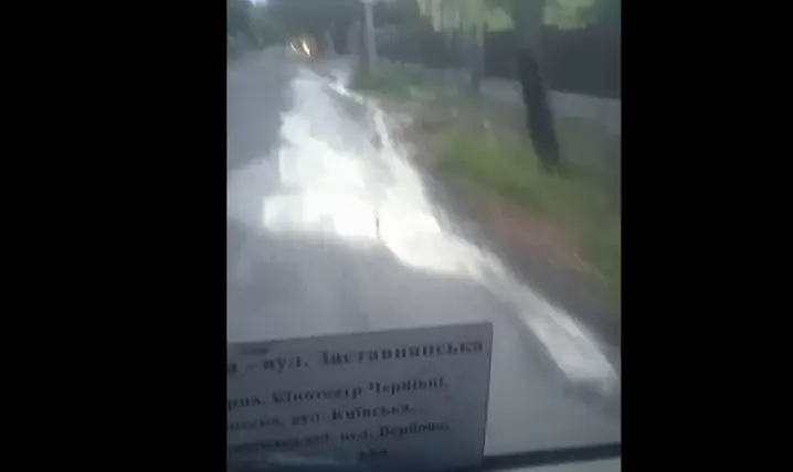У Чернівцях на Київській стався прорив каналізації: вода розтеклася на сотні метрів